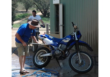 1.400W Máy phun rửa áp lực Black and Decker PW1350