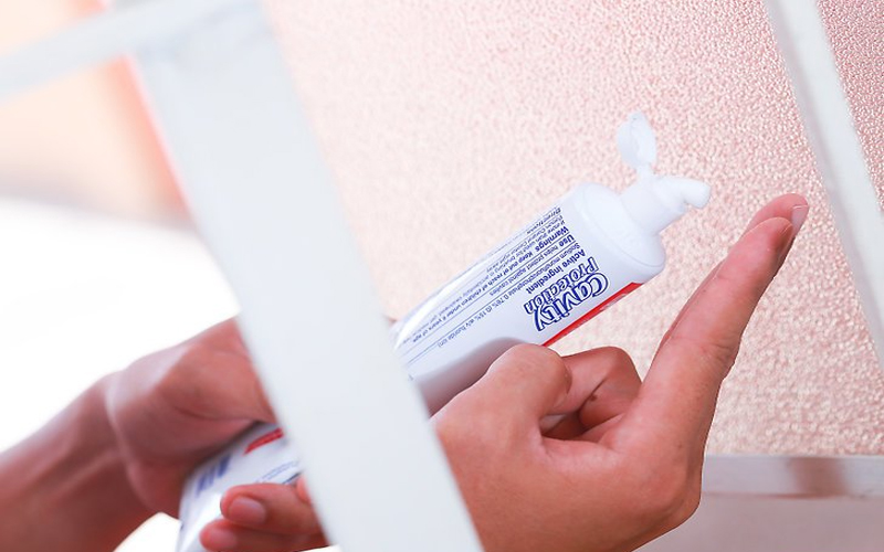 Kem đánh răng có công dụng tẩy sạch vết ố trên kính, trên mặt đồng hồ và cả vết xước trên kính.