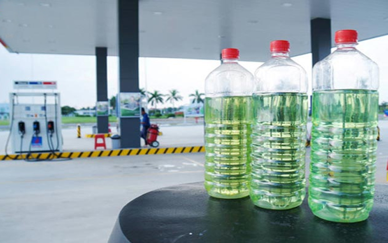 Dùng xăng để vệ sinh sàn gạch